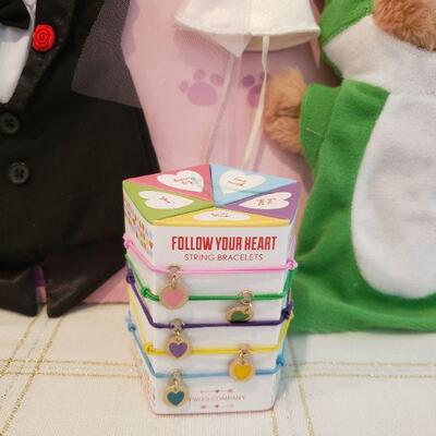 Lot 587: NEW Gift Lot 