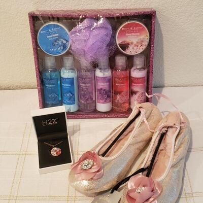 Lot 609: NEW Gift Lot 