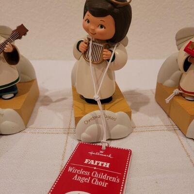 Lot 637: Assorted HALLMARK Wireless Singing Choir Figures 