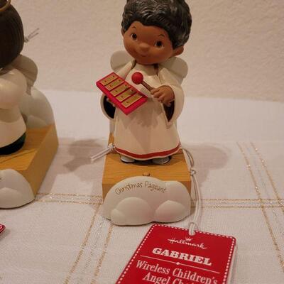 Lot 637: Assorted HALLMARK Wireless Singing Choir Figures 