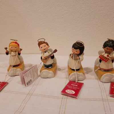 Lot 637: Assorted HALLMARK Wireless Singing Choir Figures 