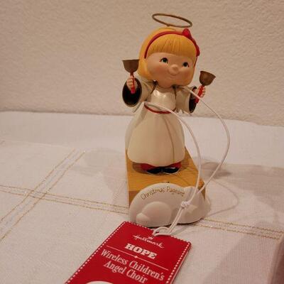 Lot 637: Assorted HALLMARK Wireless Singing Choir Figures 