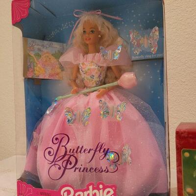 Lot 654: Vintage BARBIE Collectibles