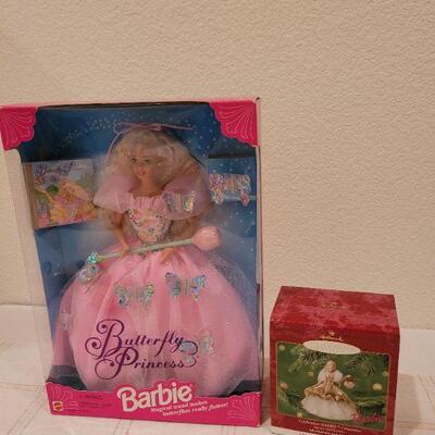 Lot 654: Vintage BARBIE Collectibles