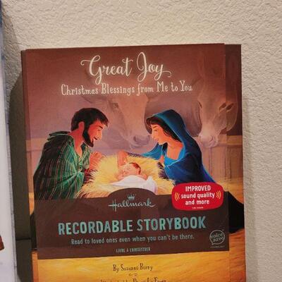 Lot 662: Assortment of (3) Children's Christmas Books - Voice Book Tested A+