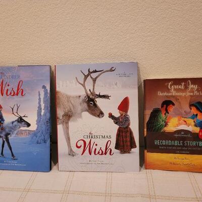 Lot 662: Assortment of (3) Children's Christmas Books - Voice Book Tested A+