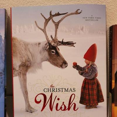 Lot 662: Assortment of (3) Children's Christmas Books - Voice Book Tested A+