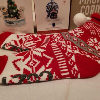 Lot 665: Hallmark MAGIC CORD and Magic Cord Ornaments w/ Slippers 