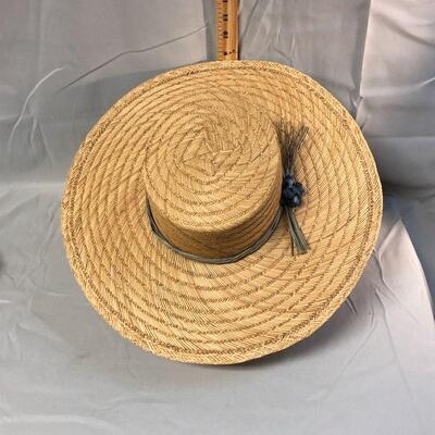 Lot 57 - Ladies Top This Straw Hat