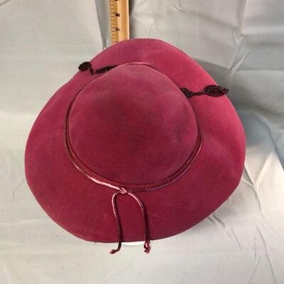 Lot 60 - Vintage Ladies Pink Felt Hat