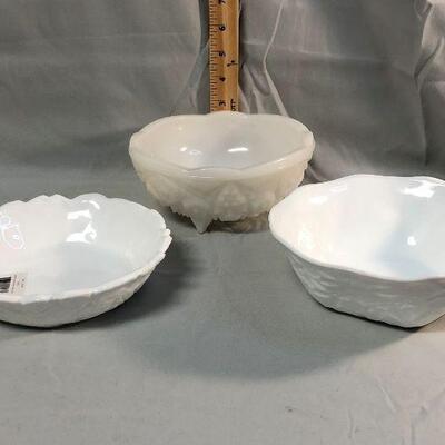 Lot 82 - 3 Milk Glass Bowls
