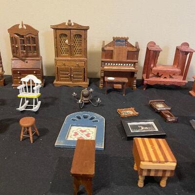 Lot 91 - Doll House Furniture