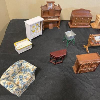 Lot 92 - Doll House Furniture