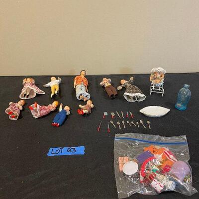 Lot 92 - Dolls and Doll House Accessories