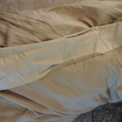 DOWN COMFORTER AND BATH