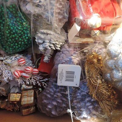 GARLAND-POINSETTIAS AND CRAFTS