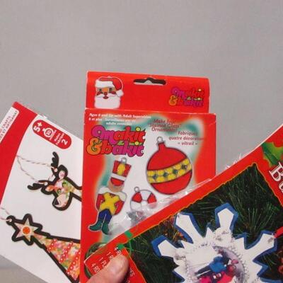 Lot 207 - Christmas Decoration Kits