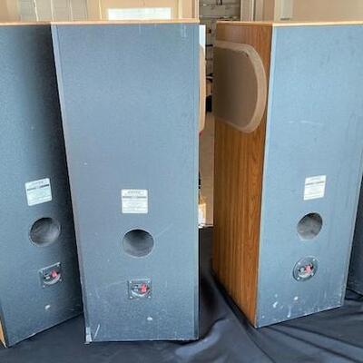 LOT#9LR: 4 Bose 401 Speakers