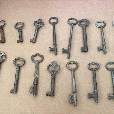 LOT#40LR: 31 Piece Antique Key Lot