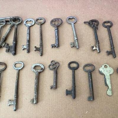 LOT#40LR: 31 Piece Antique Key Lot