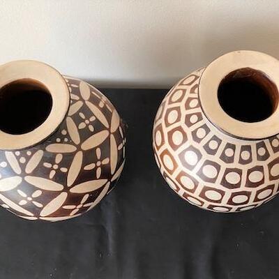 LOT#48LR: Signed Peruvian Vases