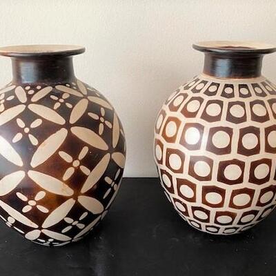 LOT#48LR: Signed Peruvian Vases
