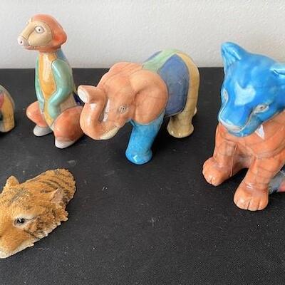 LOT#52LR: Assorted Ceramic Safari Animals