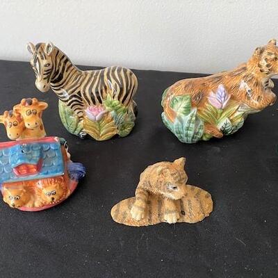 LOT#52LR: Assorted Ceramic Safari Animals