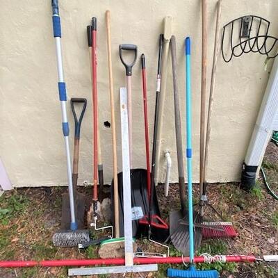 LOT#91B: Assorted Garden Tools