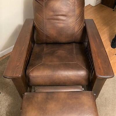 LOT#130LR: Mission Style Recliner