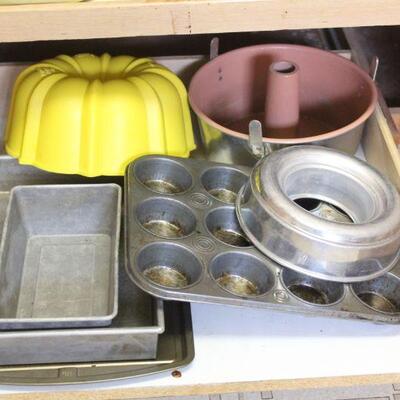 Lot 92 Vintage Bakeware & Pots/Pans