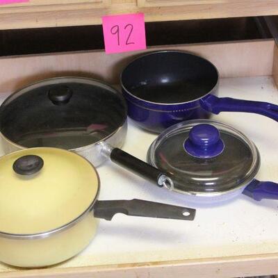 Lot 92 Vintage Bakeware & Pots/Pans
