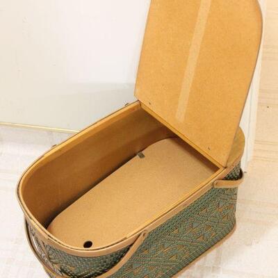 Lot 98 Lrg. Vintage Picnic Green Basket