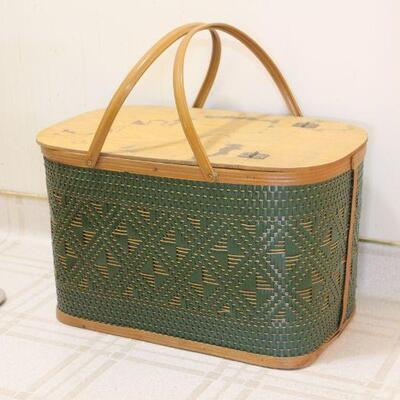 Lot 98 Lrg. Vintage Picnic Green Basket
