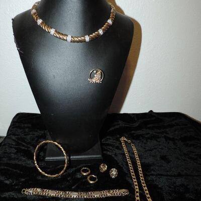GOLD TONE DESIGNER JEWELERY 