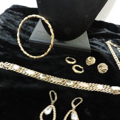 GOLD TONE DESIGNER JEWELERY 