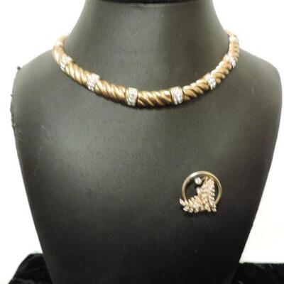 GOLD TONE DESIGNER JEWELERY 