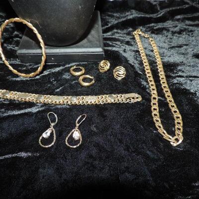 GOLD TONE DESIGNER JEWELERY 