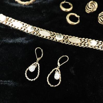 GOLD TONE DESIGNER JEWELERY 