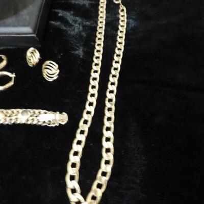 GOLD TONE DESIGNER JEWELERY 