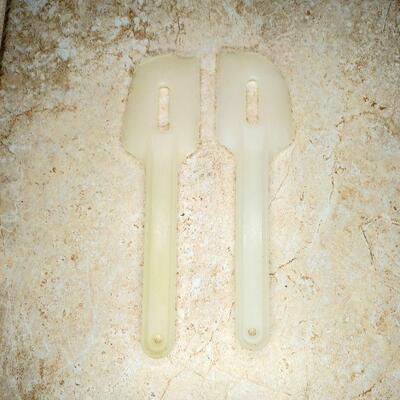 2 VINTAGE TUPPERWARE SPATULAS 