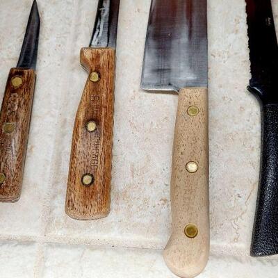 5 KNIVES W/ KNIFE WOODEN BLOCK 