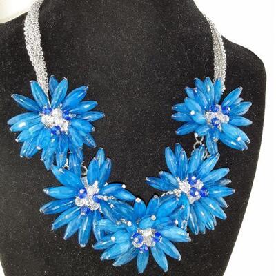 5 Blue Daisys Necklace