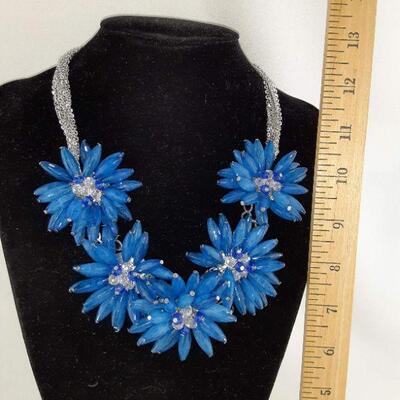 5 Blue Daisys Necklace