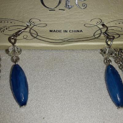 5 Blue Daisys Necklace