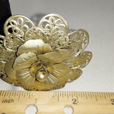 Large Goldtone Flower Ring