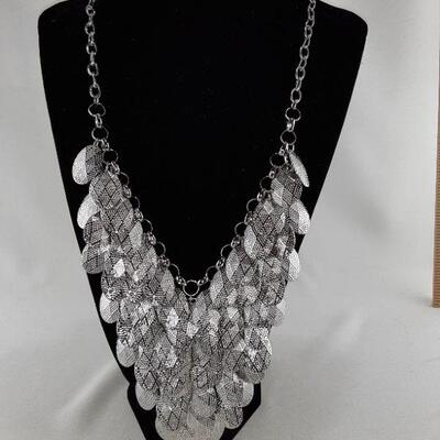 Many Oval Dangle Necklace