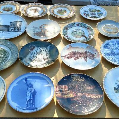 Collectible plates (does not include pink vases). PLATES ONLY.