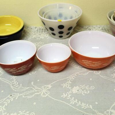 Set of 3 Orange Pyrex mixing bowls (#95)