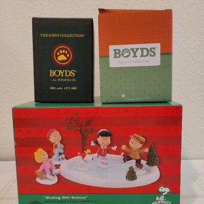 Lot 681: PEANUTS Figure Skating Rink + BOYD'S Collectibles